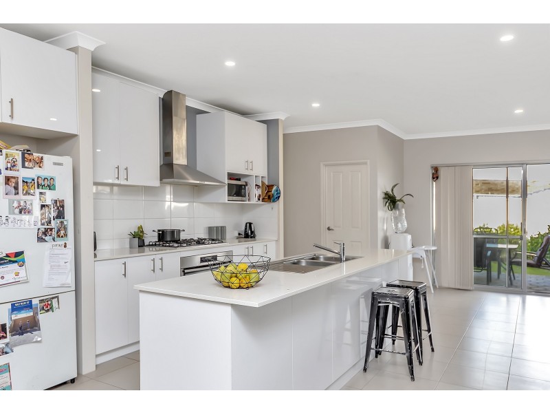 8 Diamante Place, Meadow Springs WA 6210