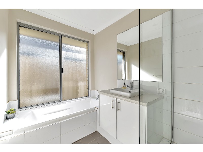 8 Diamante Place, Meadow Springs WA 6210