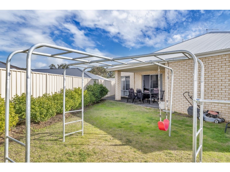 8 Diamante Place, Meadow Springs WA 6210