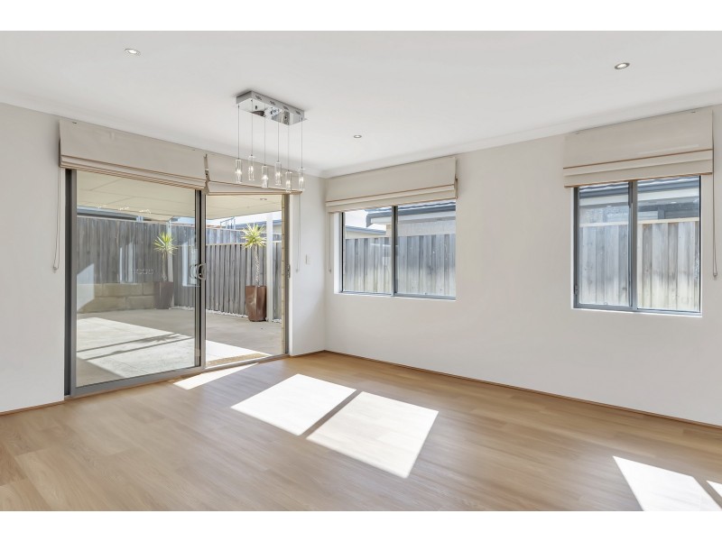 34 Santalum Circus, Halls Head WA 6210