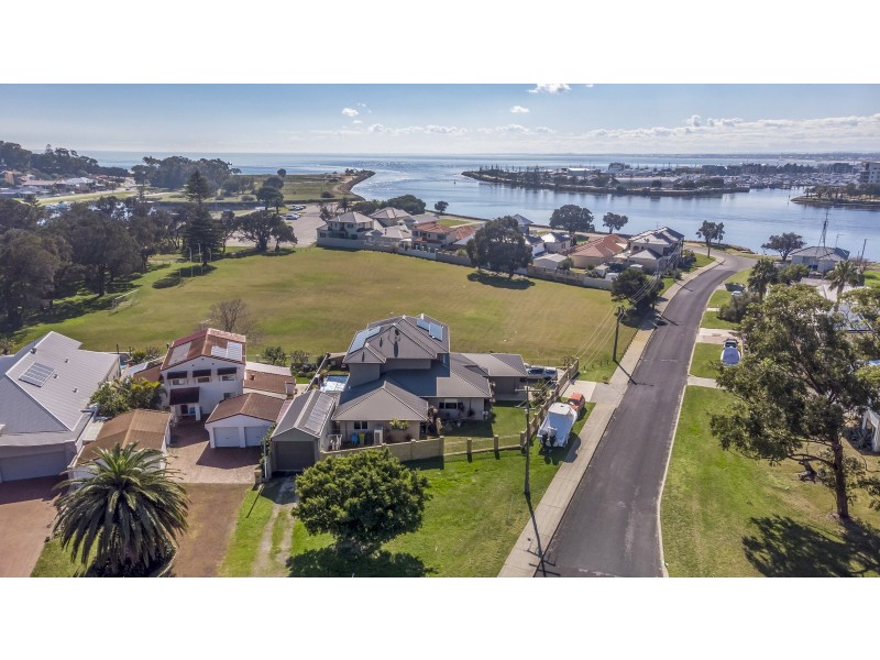 42 Leighton Road East, Halls Head WA 6210