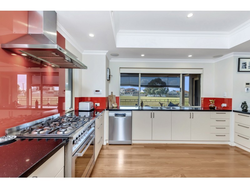 42 Leighton Road East, Halls Head WA 6210