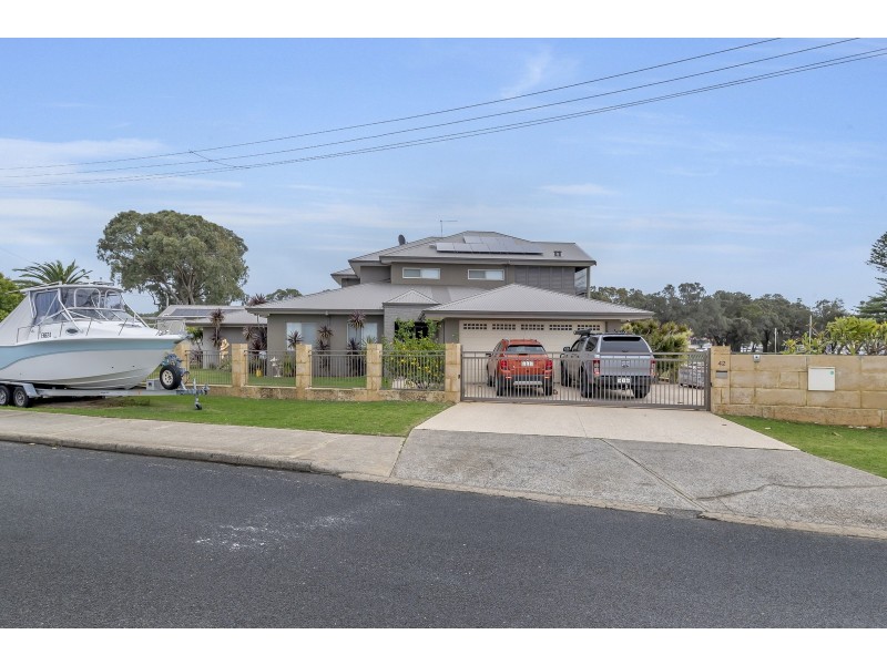 42 Leighton Road East, Halls Head WA 6210