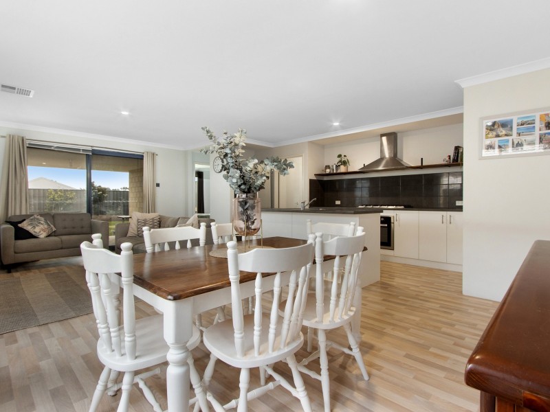 25 Moonee Street, Lakelands WA 6180