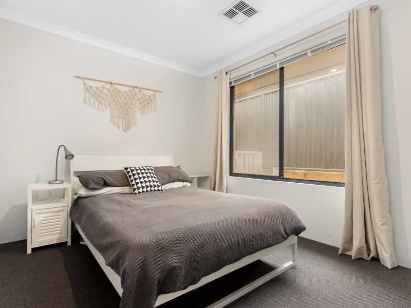 25 Moonee Street, Lakelands WA 6180