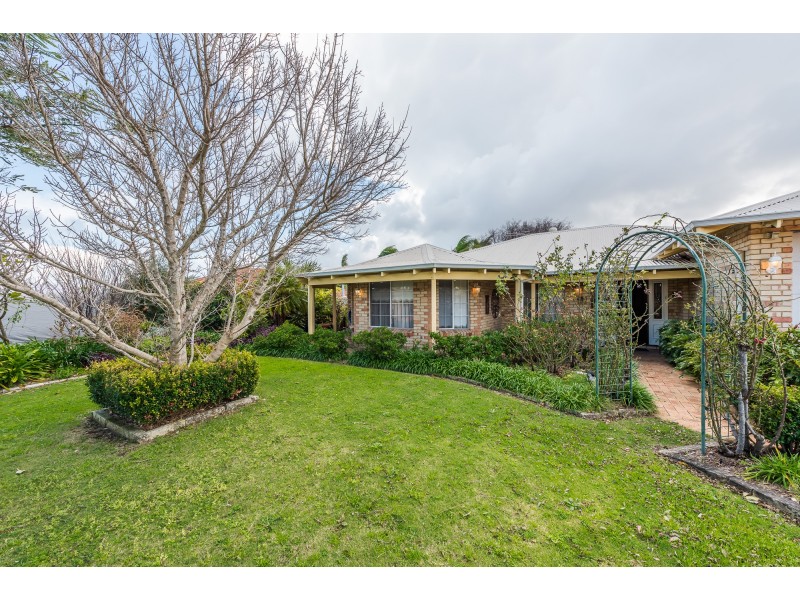 25 Mallina Circuit, Carramar WA 6031