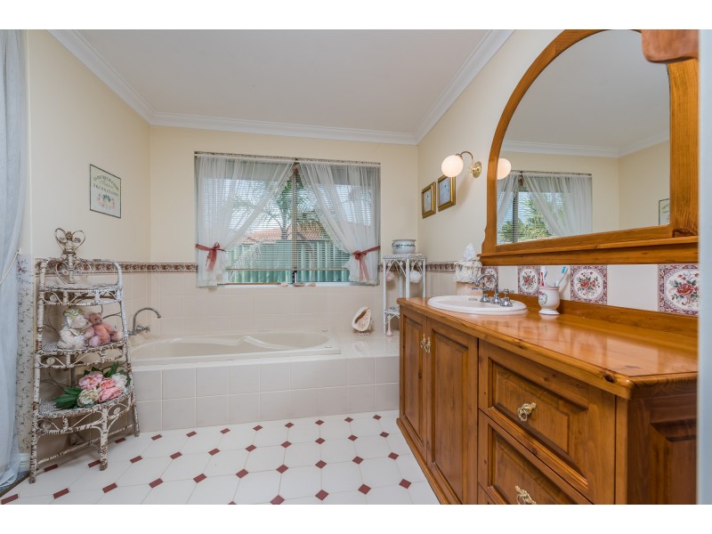 25 Mallina Circuit, Carramar WA 6031