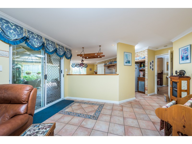 25 Mallina Circuit, Carramar WA 6031