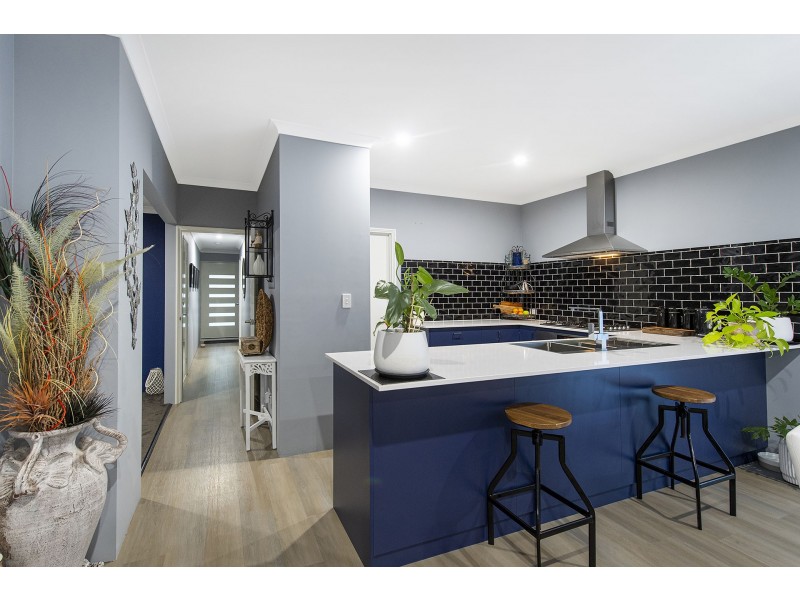 4 Newmarket Road, Meadow Springs WA 6210