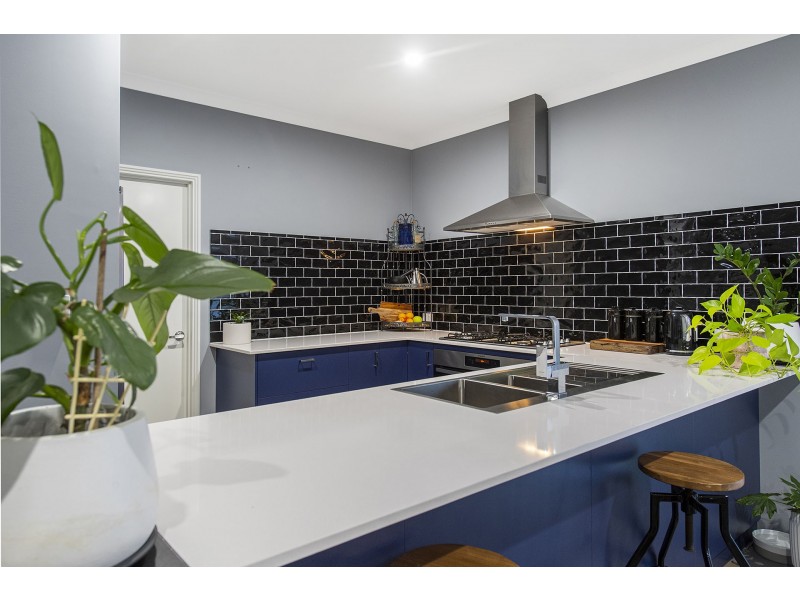 4 Newmarket Road, Meadow Springs WA 6210