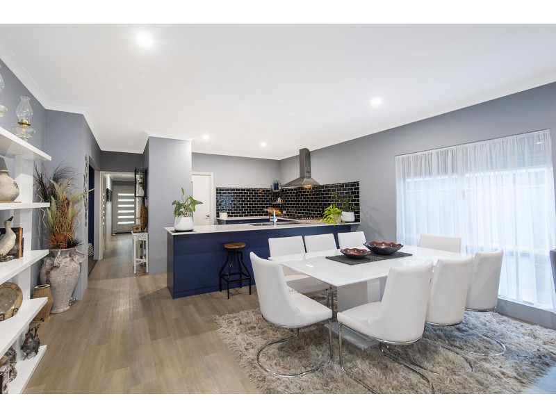 4 Newmarket Road, Meadow Springs WA 6210