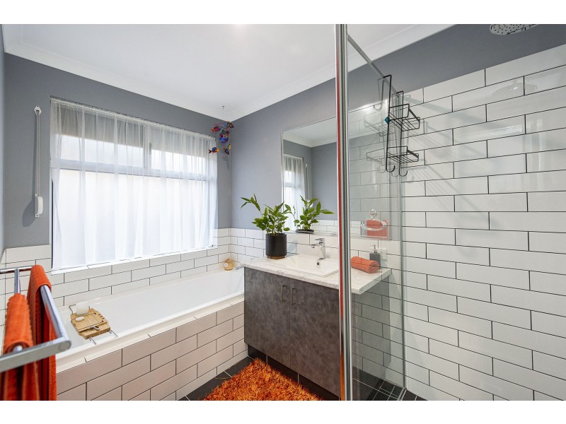 4 Newmarket Road, Meadow Springs WA 6210