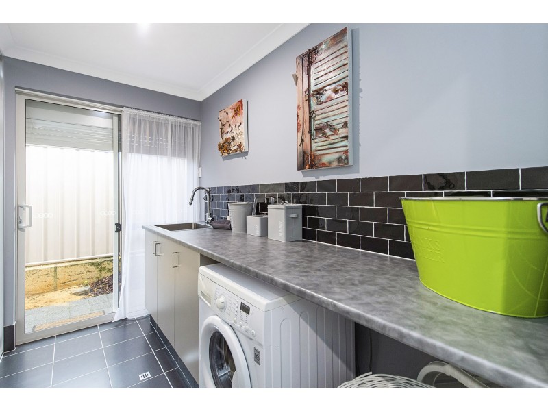 4 Newmarket Road, Meadow Springs WA 6210