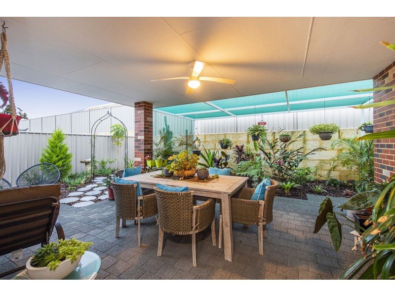 4 Newmarket Road, Meadow Springs WA 6210