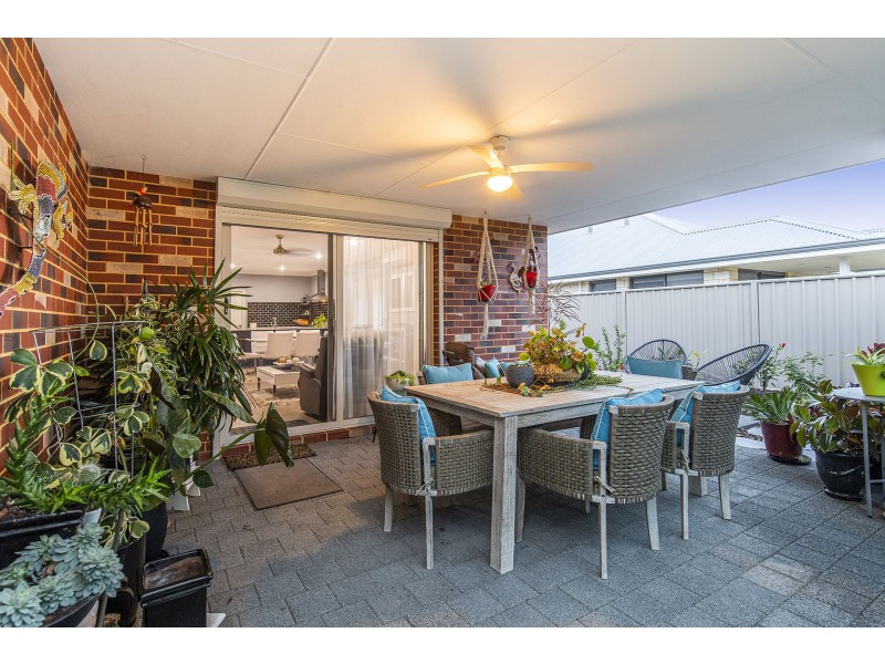 4 Newmarket Road, Meadow Springs WA 6210