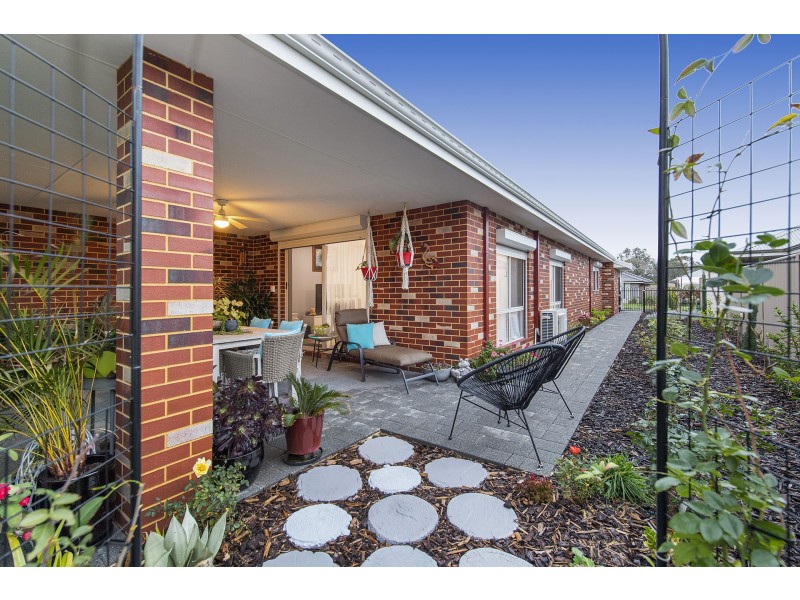 4 Newmarket Road, Meadow Springs WA 6210