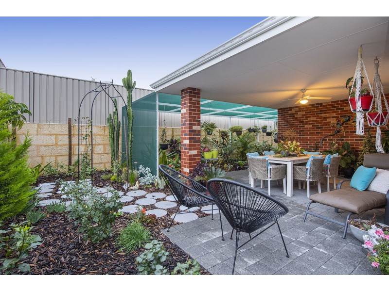 4 Newmarket Road, Meadow Springs WA 6210