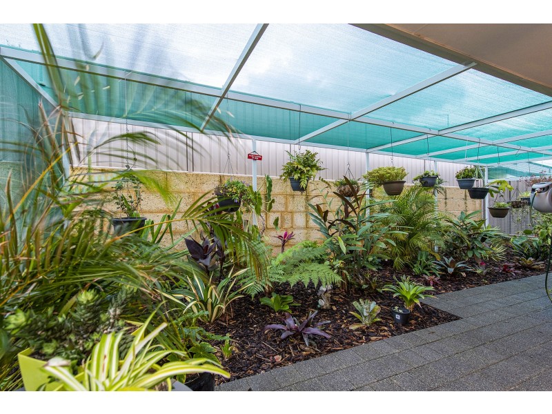 4 Newmarket Road, Meadow Springs WA 6210