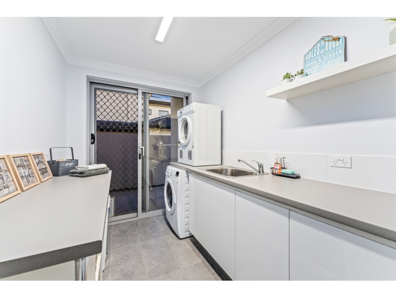 11 Seafarer Way, Jindalee WA 6036