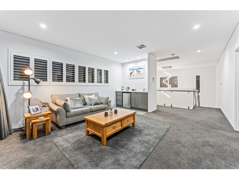 11 Seafarer Way, Jindalee WA 6036