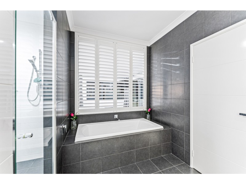 11 Seafarer Way, Jindalee WA 6036