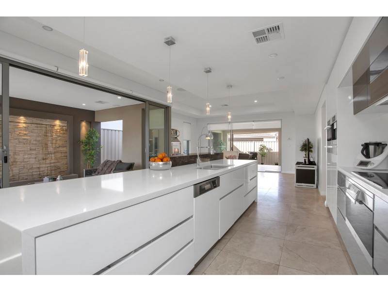 8 Barcelo Lane, Caversham WA 6055
