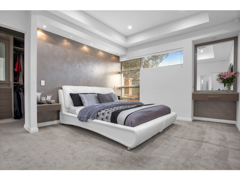 8 Barcelo Lane, Caversham WA 6055