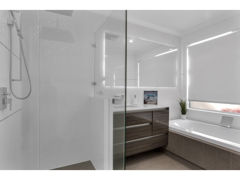 8 Barcelo Lane, Caversham WA 6055