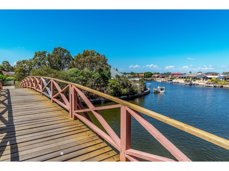 15 Lakes Crescent, South Yunderup WA 6208