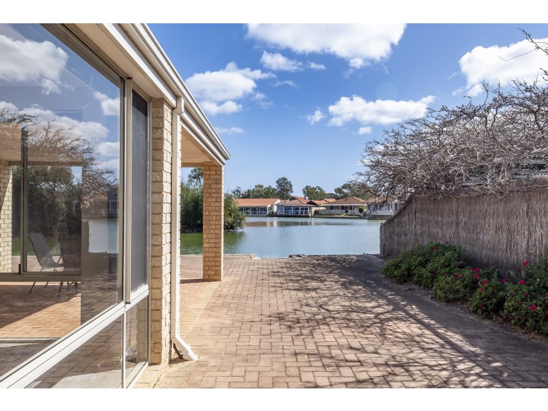 15 Lakes Crescent, South Yunderup WA 6208