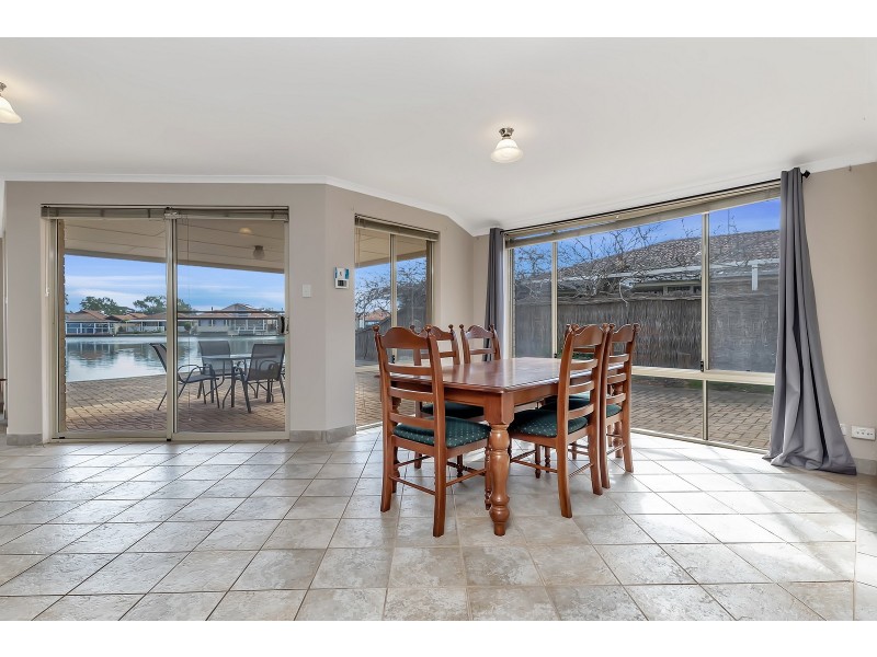 15 Lakes Crescent, South Yunderup WA 6208