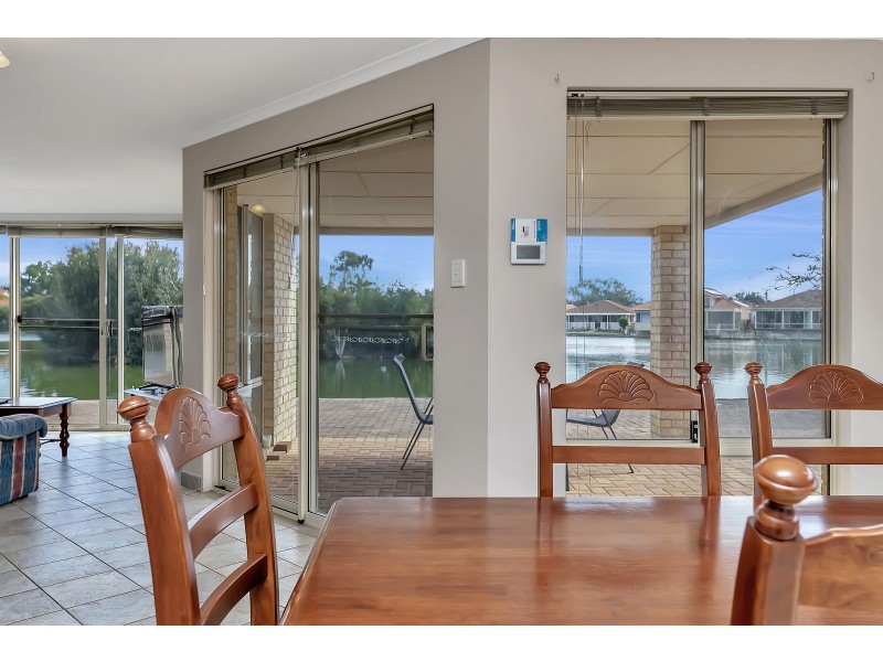 15 Lakes Crescent, South Yunderup WA 6208