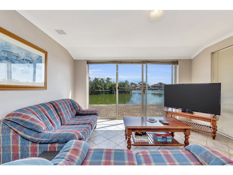 15 Lakes Crescent, South Yunderup WA 6208