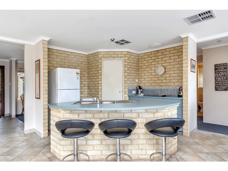 15 Lakes Crescent, South Yunderup WA 6208