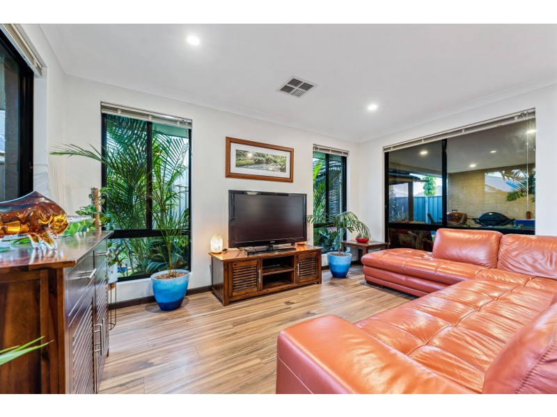 4 Gippsland Way, Banksia Grove WA 6031