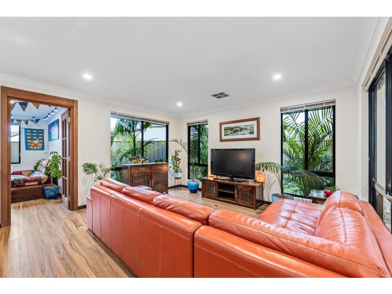 4 Gippsland Way, Banksia Grove WA 6031