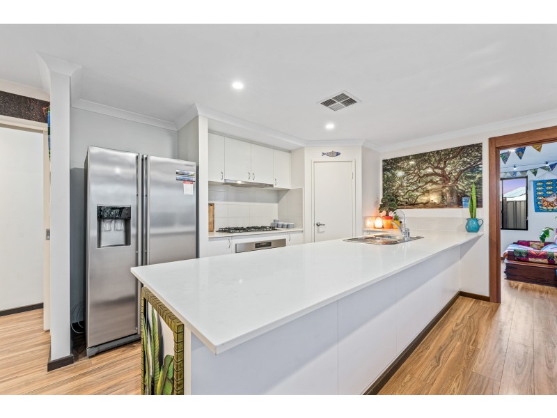 4 Gippsland Way, Banksia Grove WA 6031