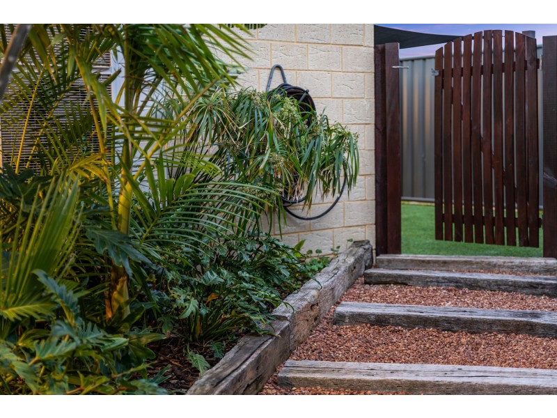 4 Gippsland Way, Banksia Grove WA 6031