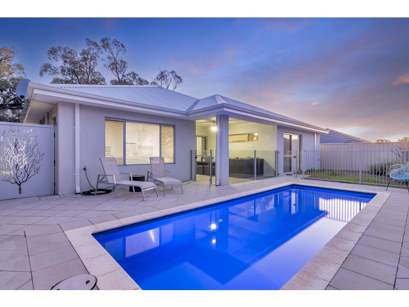 15 Pinehurst Loop, Meadow Springs WA 6210