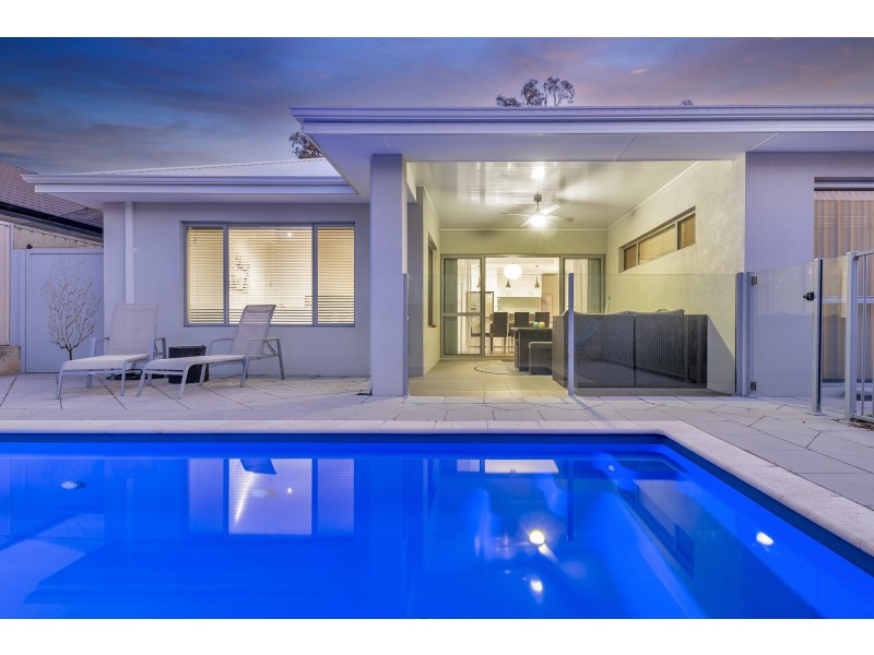 15 Pinehurst Loop, Meadow Springs WA 6210