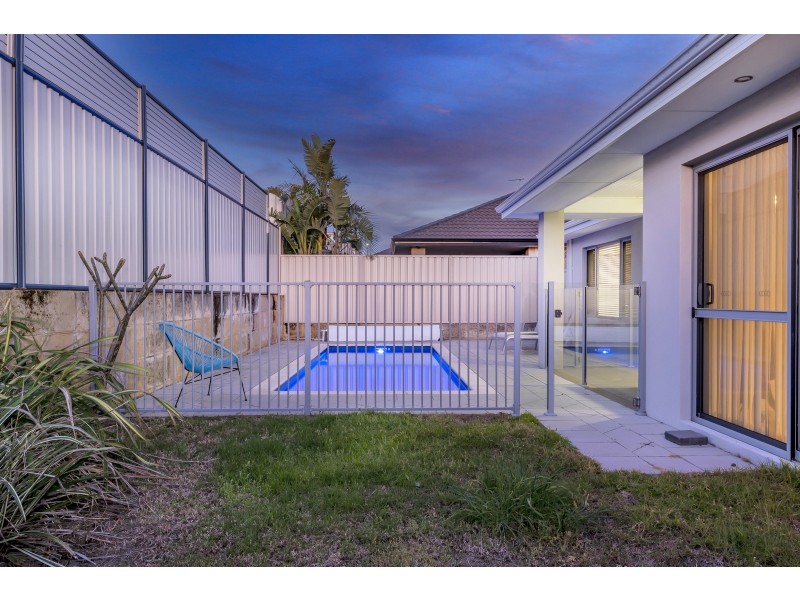 15 Pinehurst Loop, Meadow Springs WA 6210