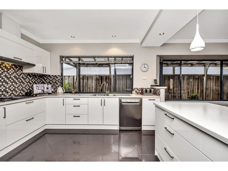 33 Buttercup Parkway, Halls Head WA 6210