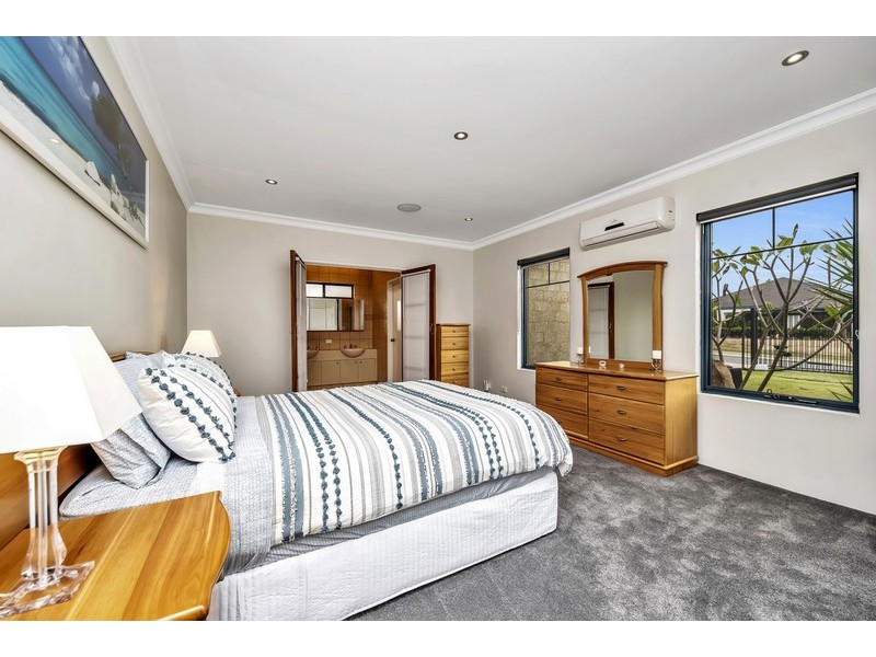 33 Buttercup Parkway, Halls Head WA 6210