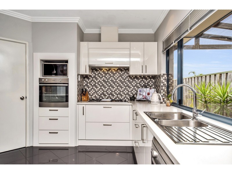 33 Buttercup Parkway, Halls Head WA 6210