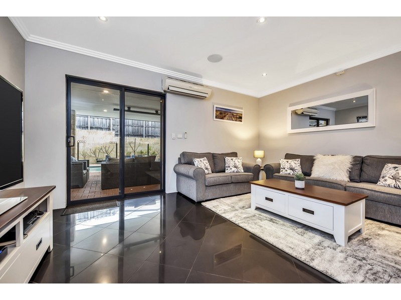 33 Buttercup Parkway, Halls Head WA 6210