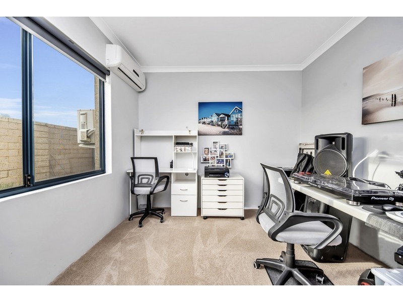 33 Buttercup Parkway, Halls Head WA 6210