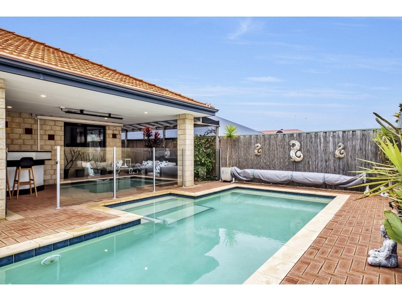 33 Buttercup Parkway, Halls Head WA 6210