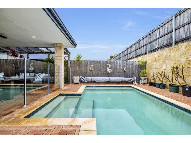 33 Buttercup Parkway, Halls Head WA 6210