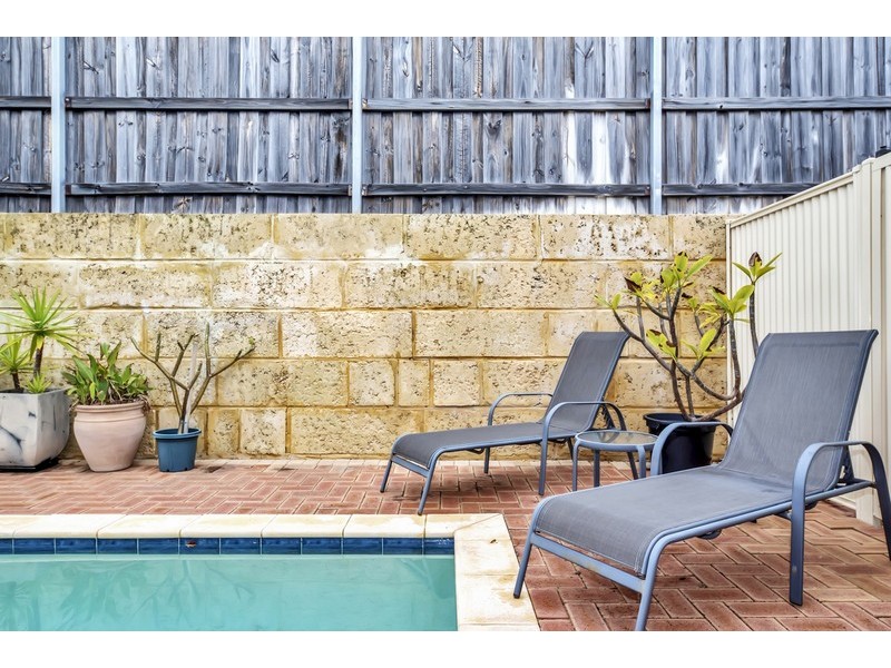 33 Buttercup Parkway, Halls Head WA 6210