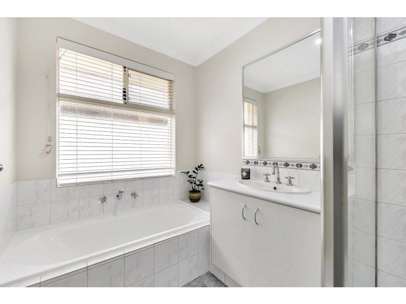 14 Arlette Pass, Lakelands WA 6180